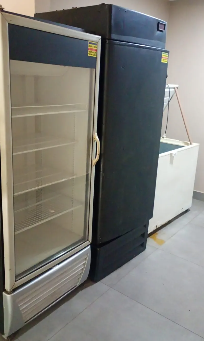 Cervejeira com porta de vidro e freezer vertical disponíveis para locação