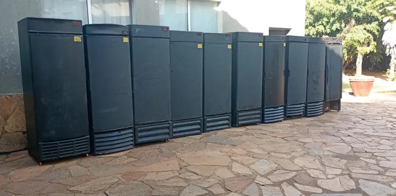 Equipamentos pretos alinhados para locação em Goiânia