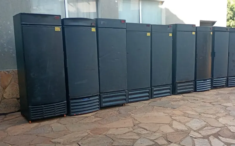 Equipamentos pretos da Maninho Locações alinhados para atender eventos em Goiânia