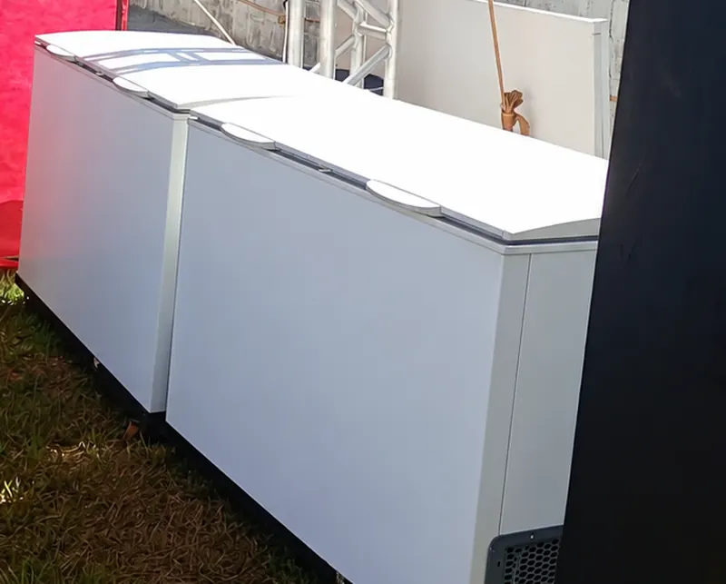Freezers horizontais brancos instalados em uma barraca de evento